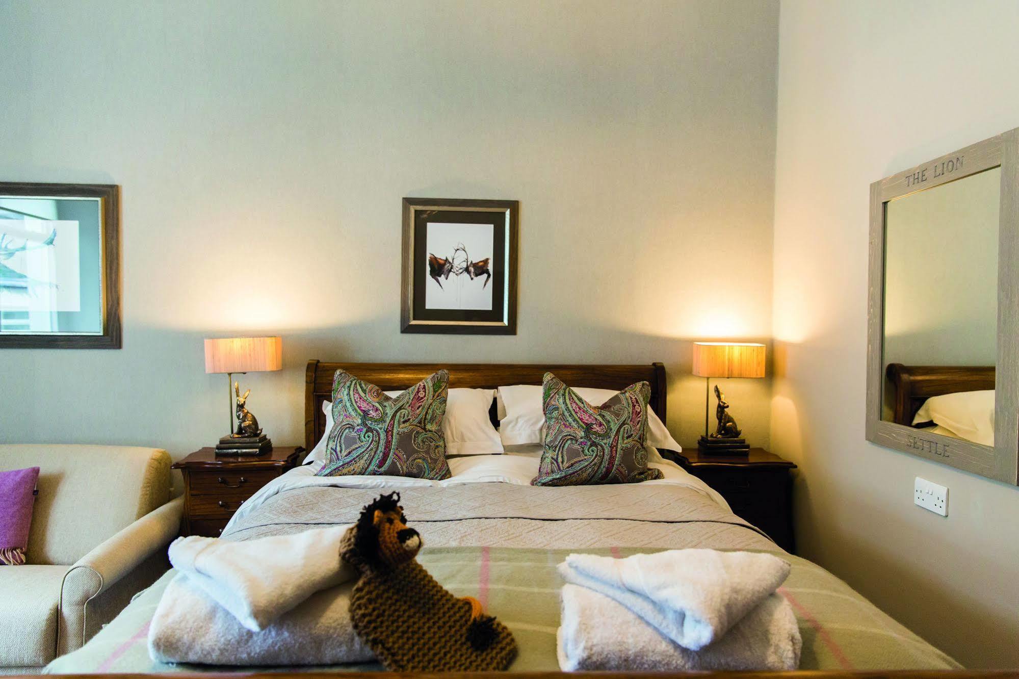 Hotel The Golden Lion At Settle Extérieur photo